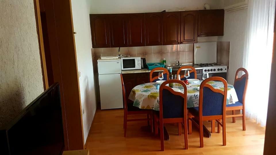 Apartmani Vibovec Lana 305 โลปาร์ ภายนอก รูปภาพ