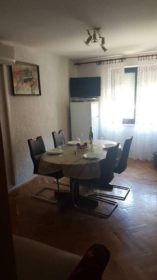 Apartmani Vibovec Lana 305 โลปาร์ ภายนอก รูปภาพ